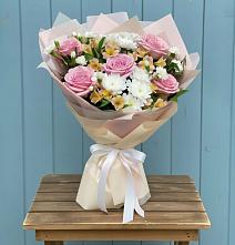 Букет цветов из:  Гвоздики, Орхидеи и Розы в Усть-Карске