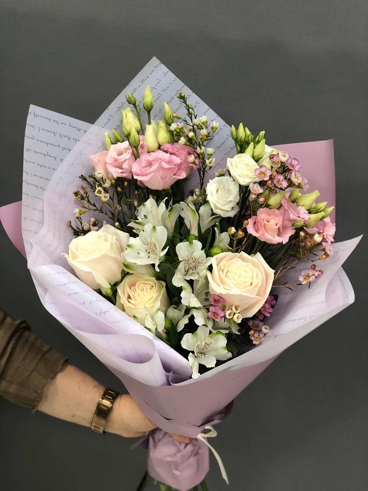 Букет цветов из: Альстромерии, Розы и Лизиантусы в Усть-Карске