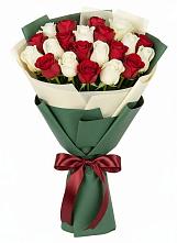 Букет Микс из красных и белых роз в Усть-Карске