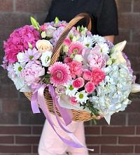Цветочная композиция из Розы, Хризантемы, Пионы и Лизиантусы в корзине в Усть-Карске