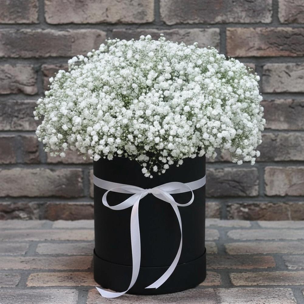 Цветочная композиция из Гипсофила в шляпной коробке в Усть-Карске