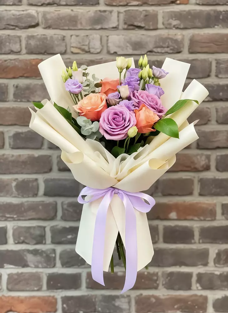 Букет цветов из: Лизиантусы и Розы в Усть-Карске