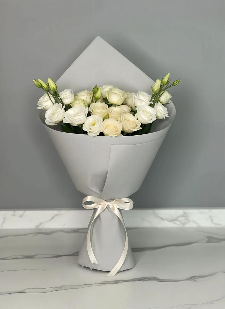 Букет цветов из: Розы и Лизиантусы в Усть-Карске