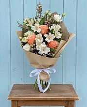 Букет цветов из:  Альстромерии, Лизиантусы, Розы и Хризантемы #REPLACE_PRED# Усть-Карске