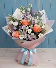 Букет цветов из:  Лизиантусы, Розы, Альстромерии и Гипсофила в Усть-Карске