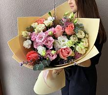 Букет цветов из:  Розы, Лизиантусы и Гвоздики #REPLACE_PRED# Усть-Карске