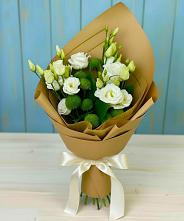 Букет цветов из:  Хризантемы и Лизиантусы #REPLACE_PRED# Усть-Карске