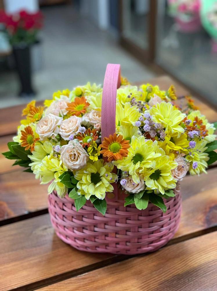 Цветочная композиция из Хризантемы и Розы в корзине в Усть-Карске