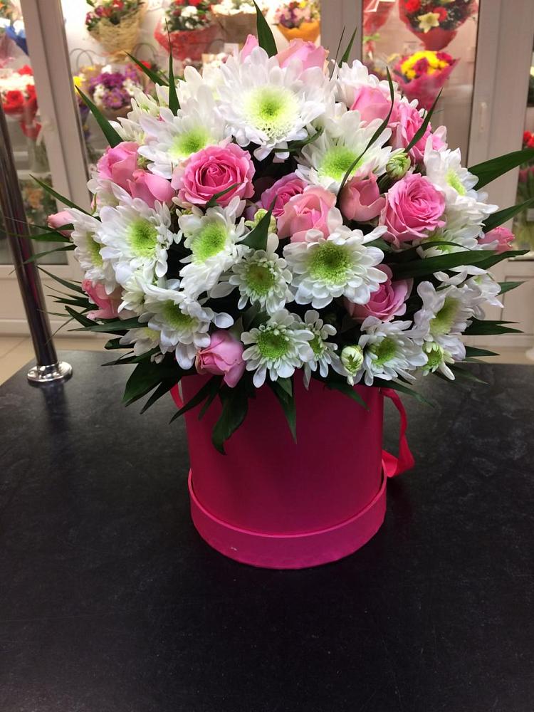 Цветочная композиция из Розы и Хризантемы в шляпной коробке в Усть-Карске