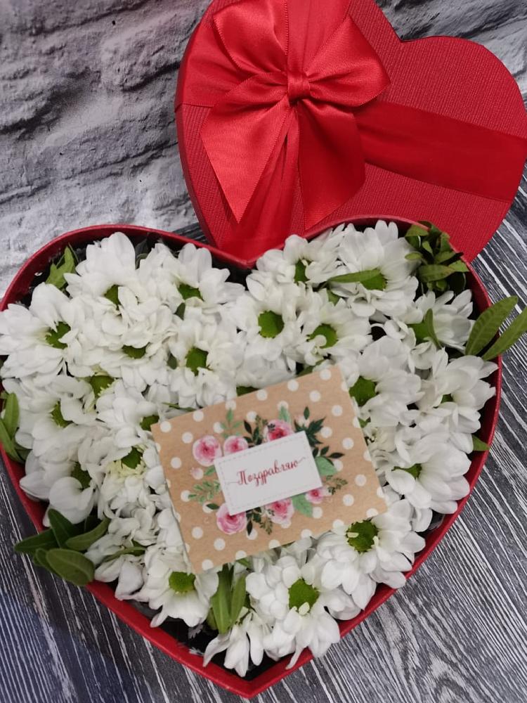 Цветочная композиция из Хризантемы в виде сердца в Усть-Карске