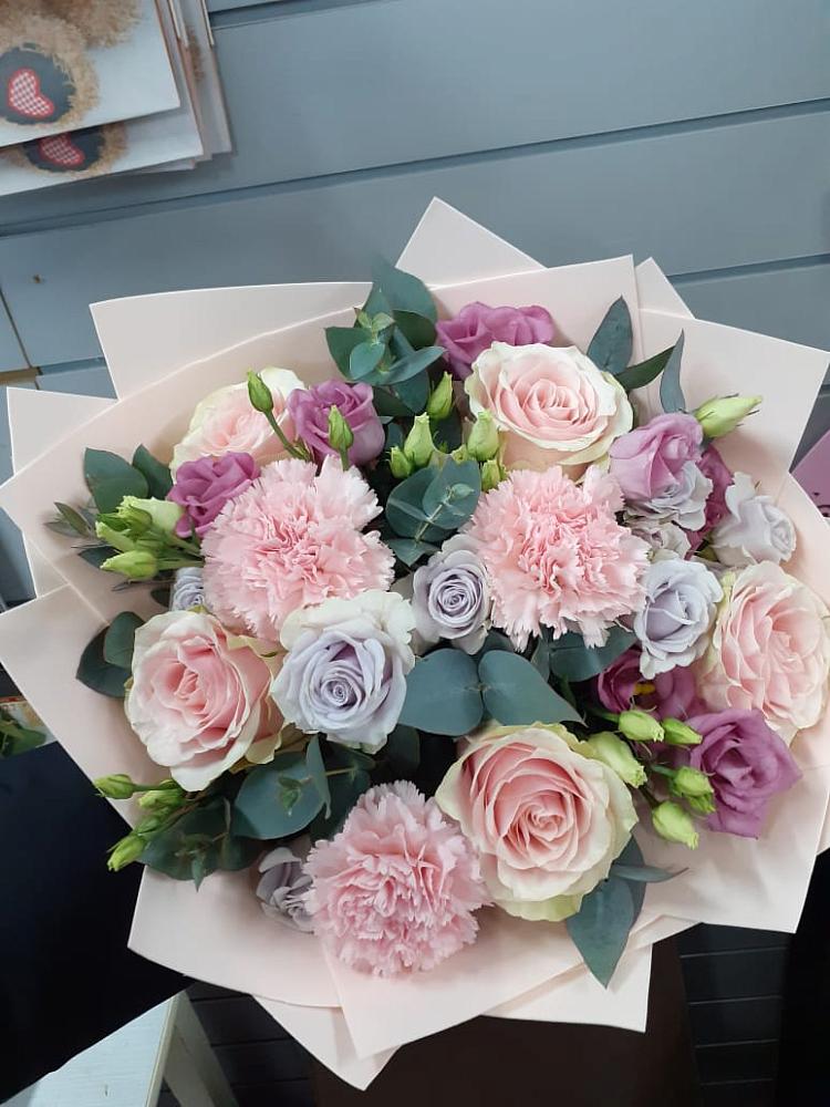 Букет цветов из: Розы, Гвоздики и Лизиантусы в Усть-Карске