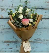 Букет цветов из:  Розы и Лизиантусы в Усть-Карске
